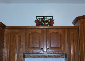 Simple Tips For Decorating Your Cabinet Tops Without a 2x4