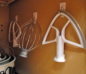 command-hooks-for-kitchen-utensil-organization