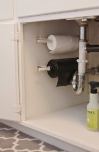 wall-mounted-garbage-bags-under-the-kitchen-sink-organization